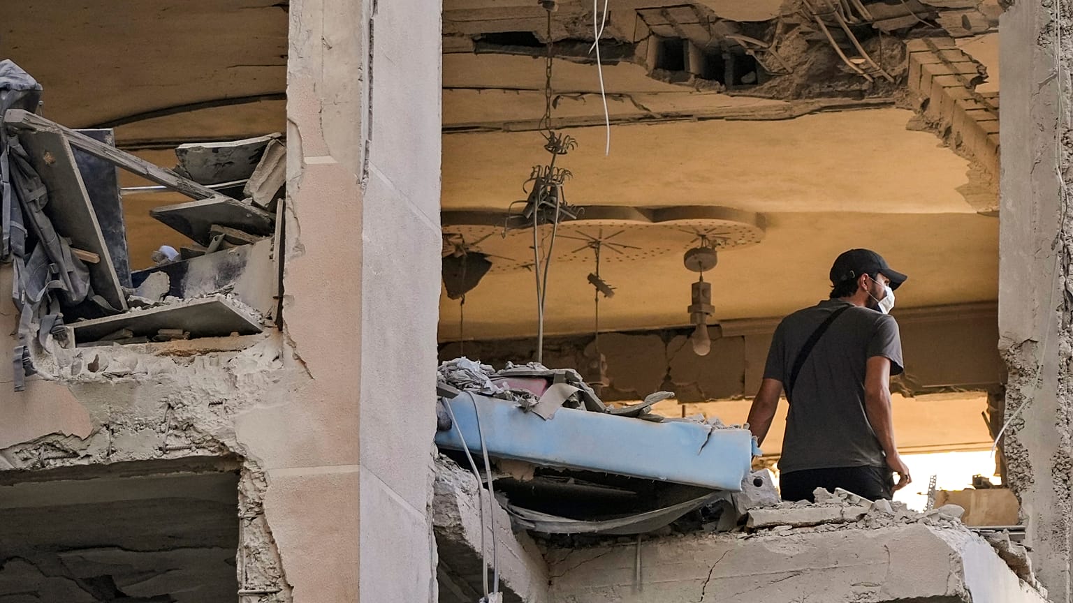 Um residente verifica um apartamento que foi atingido por um ataque aéreo israelita nos subúrbios do sul de Beirute, 26 de setembro de 2024