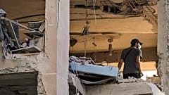 Ein Bewohner überprüft eine Wohnung, die von einem israelischen Luftangriff in einem südlichen Vorort von Beirut getroffen wurde, 26. September 2024