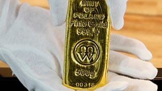 Μια ράβδος χρυσού 500 γραμμαρίων φαίνεται στη Βαρσοβία της Πολωνίας, όπου ο πόλεμος της Ρωσίας κατά της Ουκρανίας οδήγησε πολλούς Πολωνούς να επενδύσουν σε χρυσό.