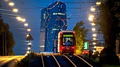 Ένα τραμ κατευθύνεται προς την Ευρωπαϊκή Κεντρική Τράπεζα στη Φρανκφούρτη