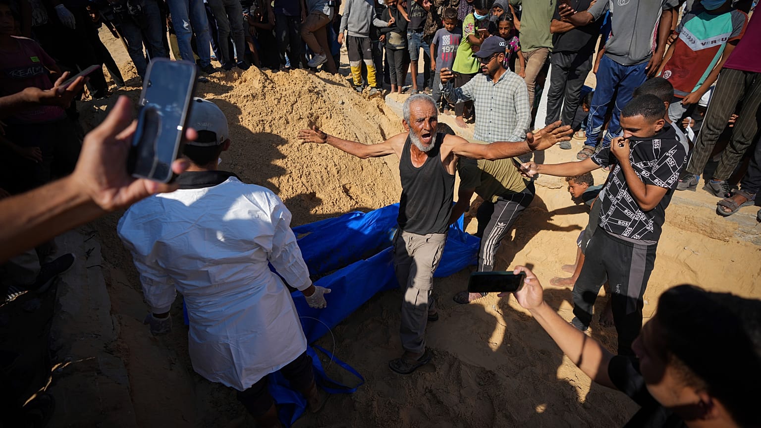 أشخاص يدفنون جثامين الفلسطينيين الذين أخذهم الجيش الإسرائيلي خلال عملياته في غزة وأعادهم هذا الأسبوع، في خان يونس، قطاع غزة، الخميس، 26 سبتمبر/أيلول 2024