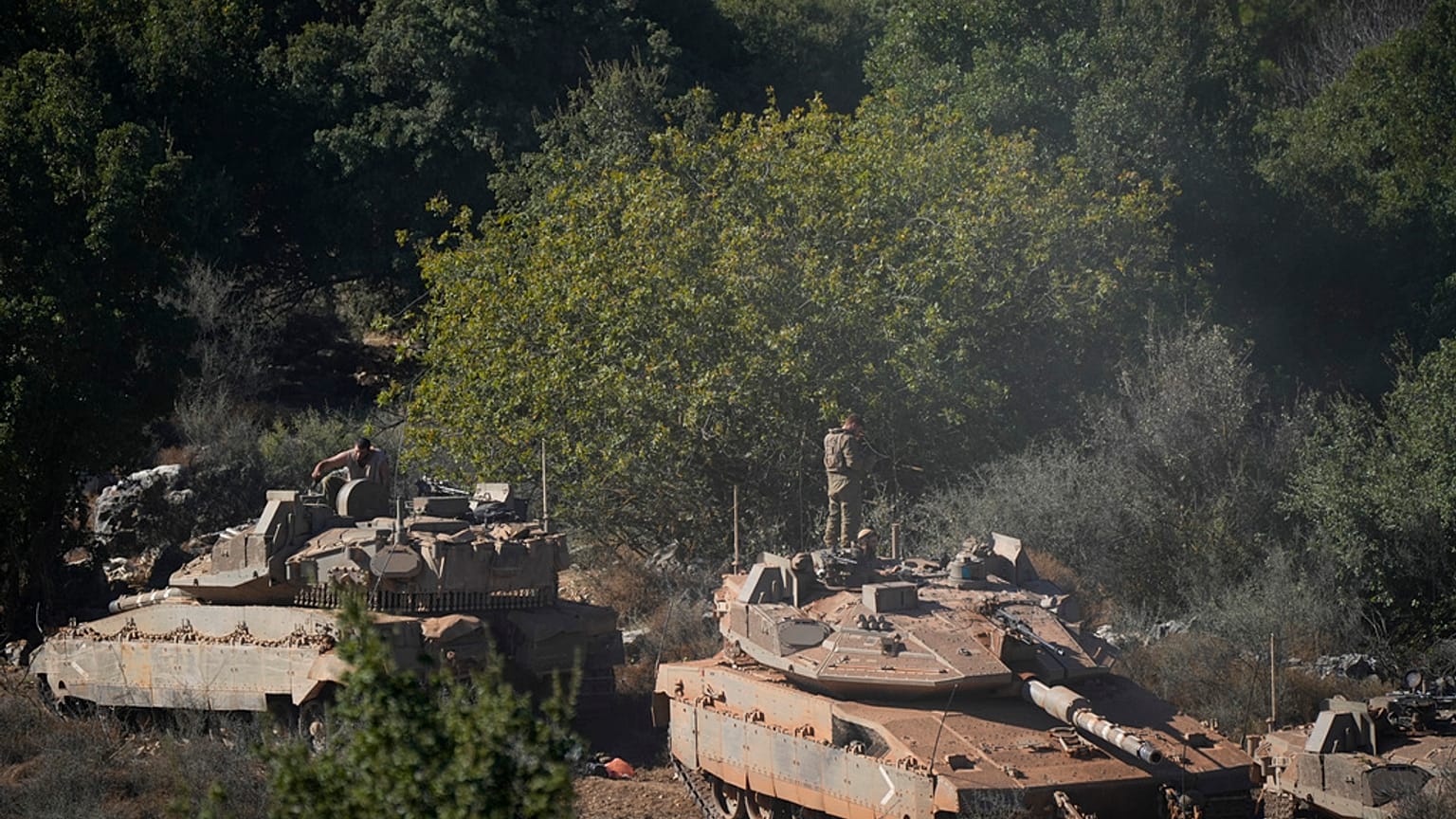 İsrail askerleri 27 Eylül 2024 Cuma günü İsrail'in kuzeyinde tanklar üzerinde çalışıyor. (AP Fotoğrafı/Baz Ratner)