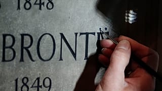 Bronte değil Brontë: Brontë kardeşler için yanlış yazılan anıt nihayet düzeltildi 