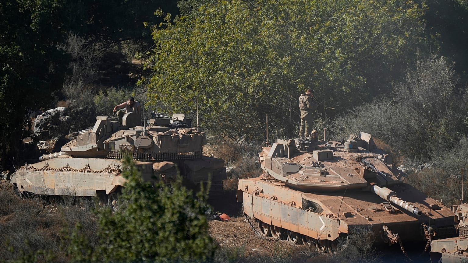 Soldados israelitas trabalham em tanques no norte de Israel na sexta-feira, 27 de setembro de 2024. (AP Photo/Baz Ratner)