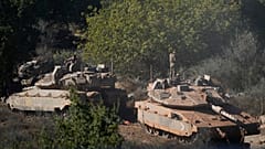 Israelische Soldaten arbeiten an Panzern im Norden Israels am Freitag, 27. September 2024. (AP Photo/Baz Ratner)