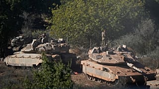Soldados israelitas trabalham em tanques no norte de Israel na sexta-feira, 27 de setembro de 2024. (AP Photo/Baz Ratner)