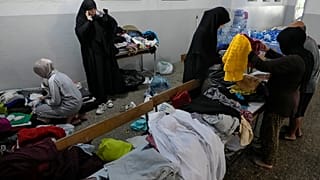 Διανομή ειδών πρώτης ανάγκης σε εκτοπισμένους στην Βηρυτό