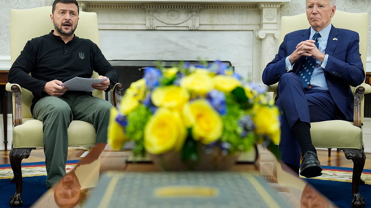 Präsident Joe Biden, rechts, hört zu, als der ukrainische Präsident Volodymyr Zelenskyy, links, während ihres Treffens im Weißen Haus spricht, Donnerstag, 26. September 2024.