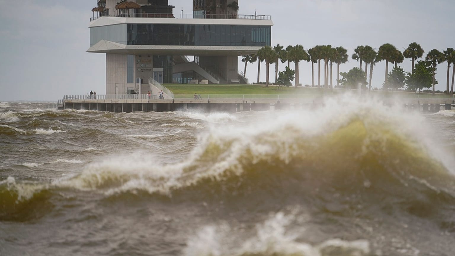Pete Pier é fotografado entre ventos fortes e ondas enquanto o furacão Helene se dirige para o panhandle da Flórida, passando a oeste da Baía de Tampa, quinta-feira, 26 de set