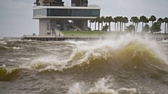 Pete Pier é fotografado entre ventos fortes e ondas enquanto o furacão Helene se dirige para o panhandle da Flórida, passando a oeste da Baía de Tampa, quinta-feira, 26 de set