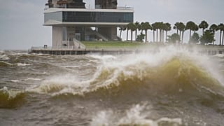 Pete Pier é fotografado entre ventos fortes e ondas enquanto o furacão Helene se dirige para o panhandle da Flórida, passando a oeste da Baía de Tampa, quinta-feira, 26 de set
