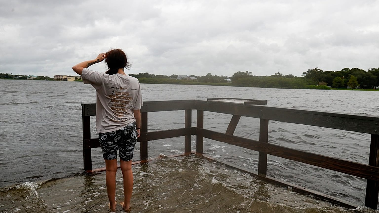 Una mujer viendo la tormenta.