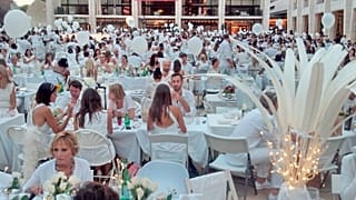 حوالي 3,000 شخص يرتدون جميعهم ملابس بيضاء يحضرون احتفالاً غوغائيًا يوم الاثنين 20 أغسطس 2012 في مركز لينكولن للفنون المسرحية في نيويورك
