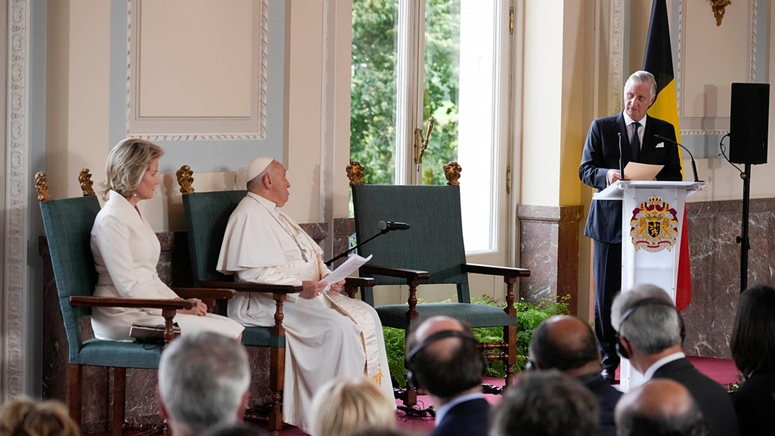 Papst Franziskus traf sich mit König Philippe (rechts am Rednerpult) und Königin Mathilde (links auf dem Stuhl).