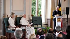 Papst Franziskus traf sich mit König Philippe (rechts am Rednerpult) und Königin Mathilde (links auf dem Stuhl).