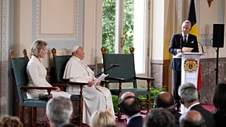Papa Francesco, affiancato dalla regina Mathilde, ascolta il discorso di re Filippo durante l'incontro nel Castello di Laeken, Bruxelles, 27 settembre 2024