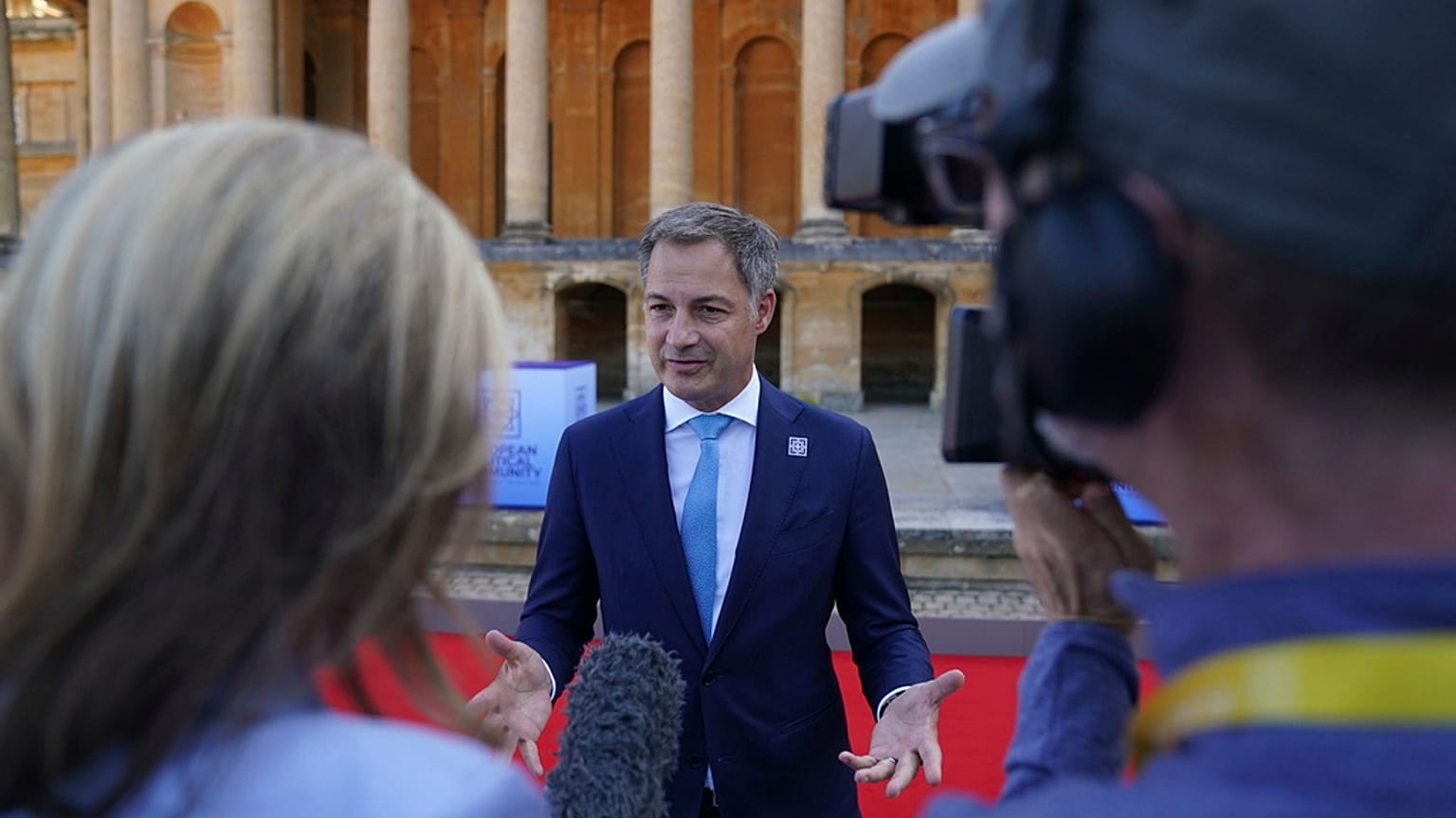 Belçika Başbakanı Alexander De Croo, 18 Temmuz 2024 tarihinde Blenheim Sarayı'nda düzenlenen Avrupa Siyasi Topluluğu zirvesine katılmak üzere gelirken basına konuşuyor.