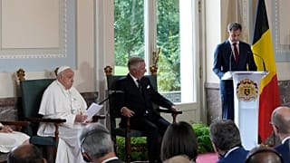 El Papa Francisco, la Reina Matilde y el Rey Felipe escuchan el discurso del primer ministro belga Alexander De Crooen, Bruselas, viernes 27 de septiembre de 2024.