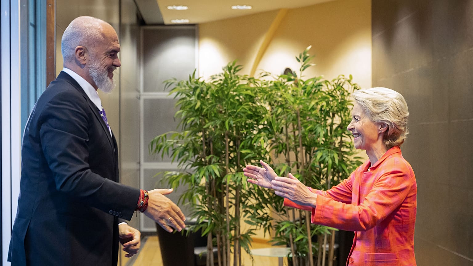 Arnavutluk Başbakanı Edi Rama, solda ve AB Komisyonu Başkanı Ursula von der Leyen