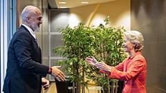 Arnavutluk Başbakanı Edi Rama, solda ve AB Komisyonu Başkanı Ursula von der Leyen