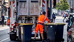 Bir işçi Almanya'nın Frankfurt kentinde çöp kutularını boşaltıyor, 19 Temmuz 2023
