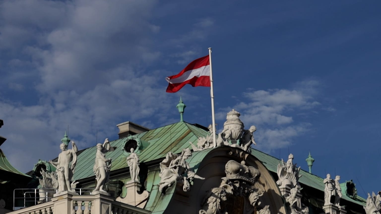 Az ÖVP és az FPÖ a legfrissebb közvélemény-kutatások szerint fej-fej mellett. 27-27 százalékon várják a vasárnapi választást