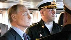الرئيس الروسي فلاديمير بوتين، إلى اليمين، وقائد الأسطول الروسي في المحيط الهادئ الأدميرال فيكتور ليينا يزوران الطراد ”ريزكي“ في القاعدة البحرية في فلاديفوستوك
