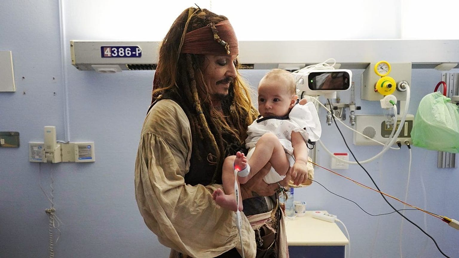 Johnny Depp caracterizado de Jack Sparrow visita el Hospital de Donostia (San Sebastián).