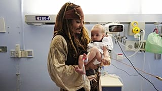 Johnny Depp caracterizado de Jack Sparrow visita el Hospital de Donostia (San Sebastián).