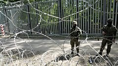 Lengyel határőrök a belorusz határon, a Białowieża-erdőnél