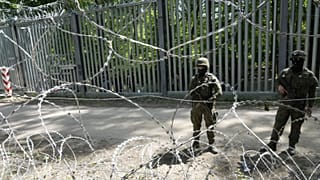 Lengyel határőrök a belorusz határon, a Białowieża-erdőnél