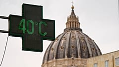 Archivo: Un termómetro, situado junto a la cúpula de la Basílica de San Pedro, indica una temperatura de 40°C