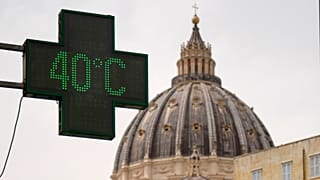 Archivo: Un termómetro, situado junto a la cúpula de la Basílica de San Pedro, indica una temperatura de 40°C
