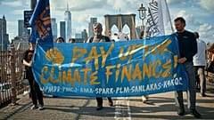 Manifestantes durante una marcha de la Huelga Juvenil por el Clima para exigir el fin de la era de los combustibles fósiles, el 20 de septiembre de 2024, en Nueva York.