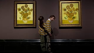 Londra'daki Ulusal Portre Galerisi'nde, Van Gogh'un iki "Ayçiçekleri" tablosunun önünde poz veren ikizler, Edgar (Solda), Gabriel (Sağda), 24 Ocak 2014