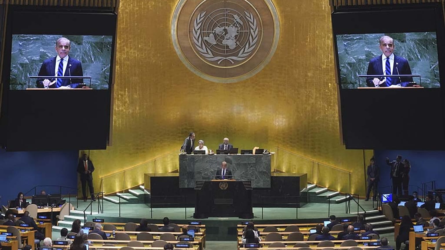 رئيس الوزراء الباكستاني محمد شهباز شريف يخاطب الدورة الـ79 للجمعية العامة للأمم المتحدة، الجمعة 27 سبتمبر/أيلول 2024. (أسوشيتد برس/ريتشارد درو)