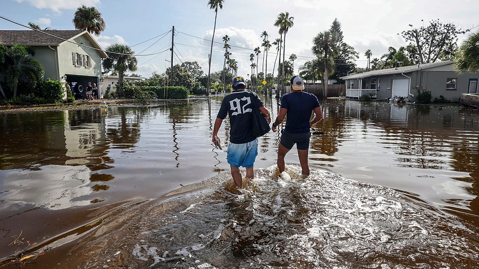 Deux personnes dans le quartier de Shore Acres, à St. Petersburg (Floride)