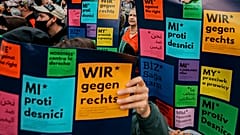 مواطنون نمساويون يرفعون ملصقات منددة باليمين الشعبوي قبيل تجمع انتخابي لحزب الحرية. التاريخ: 27 سبتمبر   