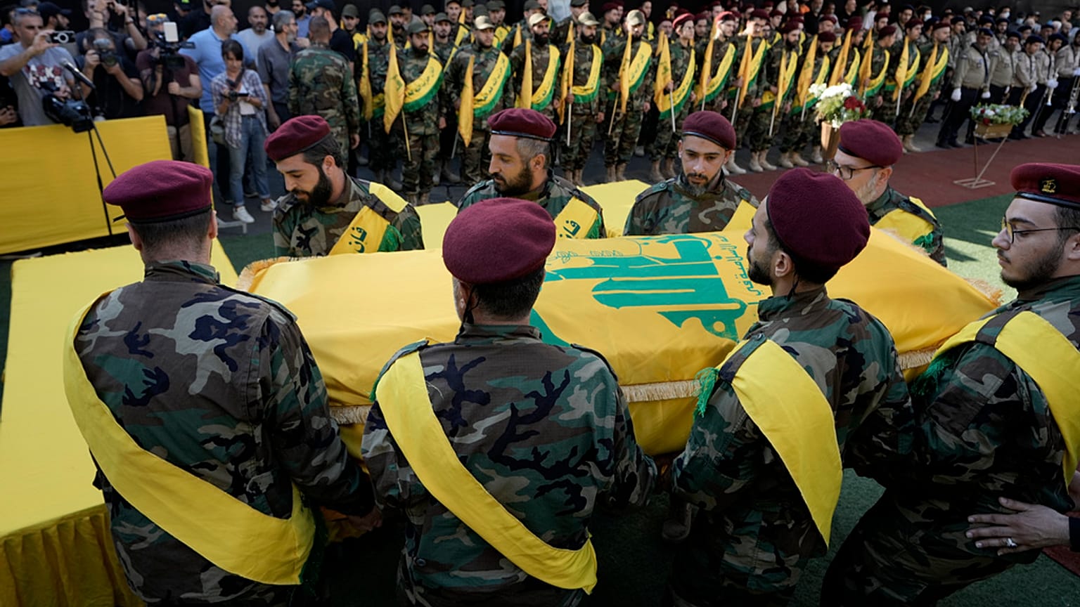 Hizbullah militanları, üst düzey komutanlarından Muhammed Hüseyin Surur'un tabutunu taşıyor, 27 Eylül 2024