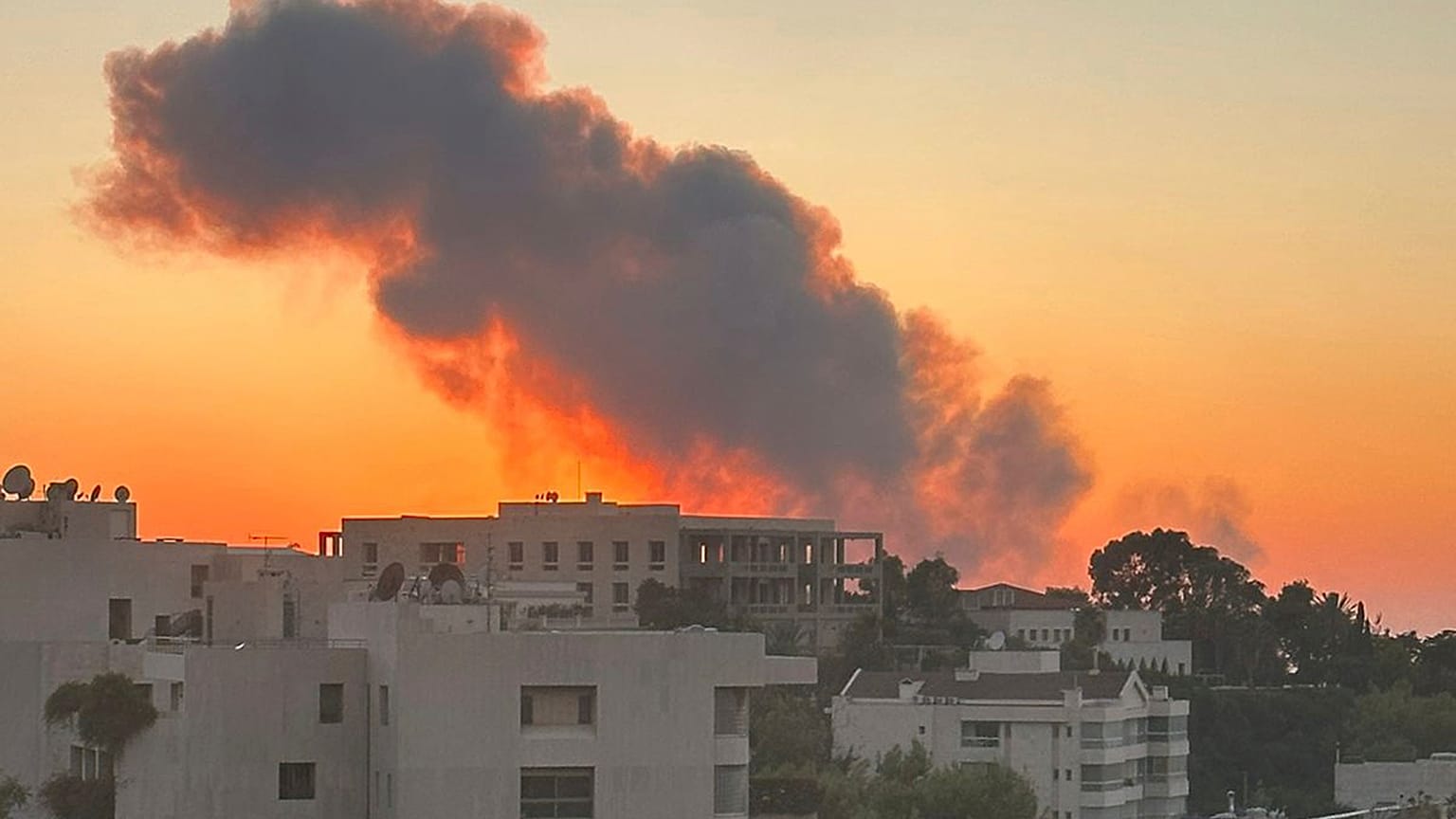 داخن كثيف في الضحية الجنوبية لبيروت جراء القصف الإسرائيلي على المقر المركزي لحزب الله 