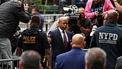 New York Belediye Başkanı Eric Adams, Manhattan'daki mahkeme binası önünde basın mensuplarına açıklama yapıyor, 27 Eylül 2024