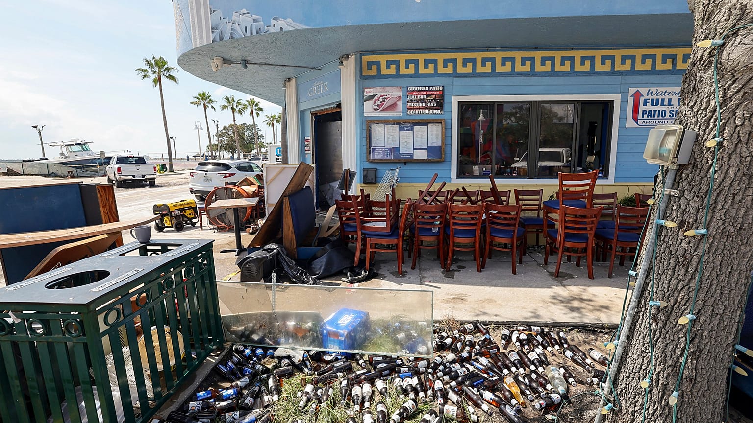 آثار الإعصار الاستوائي هيلين التي لحقت بأحد المطاعم في غولفبورت بولاية فلوريدا الأمريكية