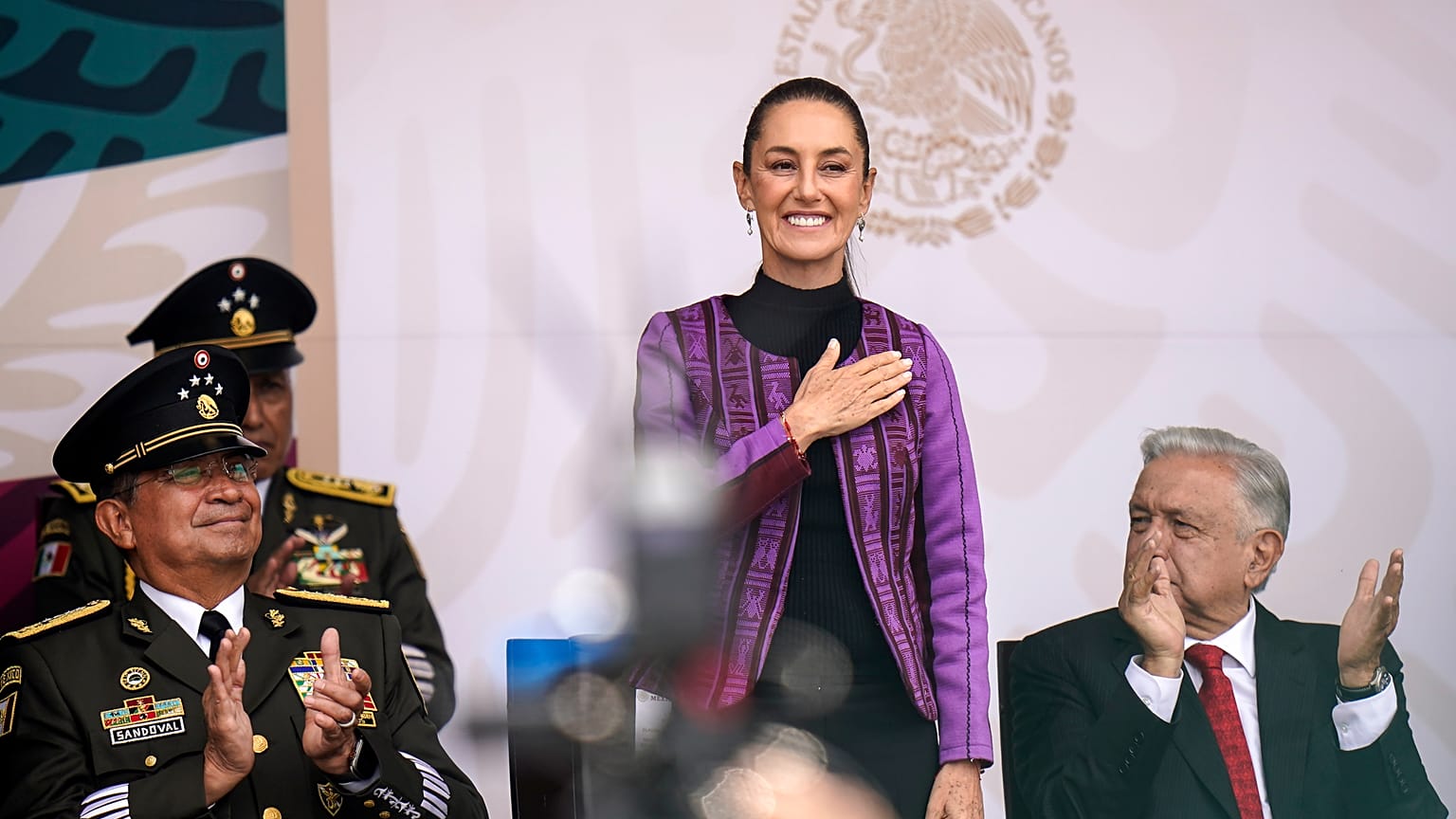 La presidenta electa, Claudia Sheinbaum, celebrando el Día de la Independencia de México junto al presidente Andrés Manuel López Obrador.