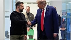 El excandidato presidencial republicano Donald Trump se reúne con el presidente de Ucrania, Volodímir Zelenski, en la Torre Trump, el viernes 27 de septiembre de 2024
