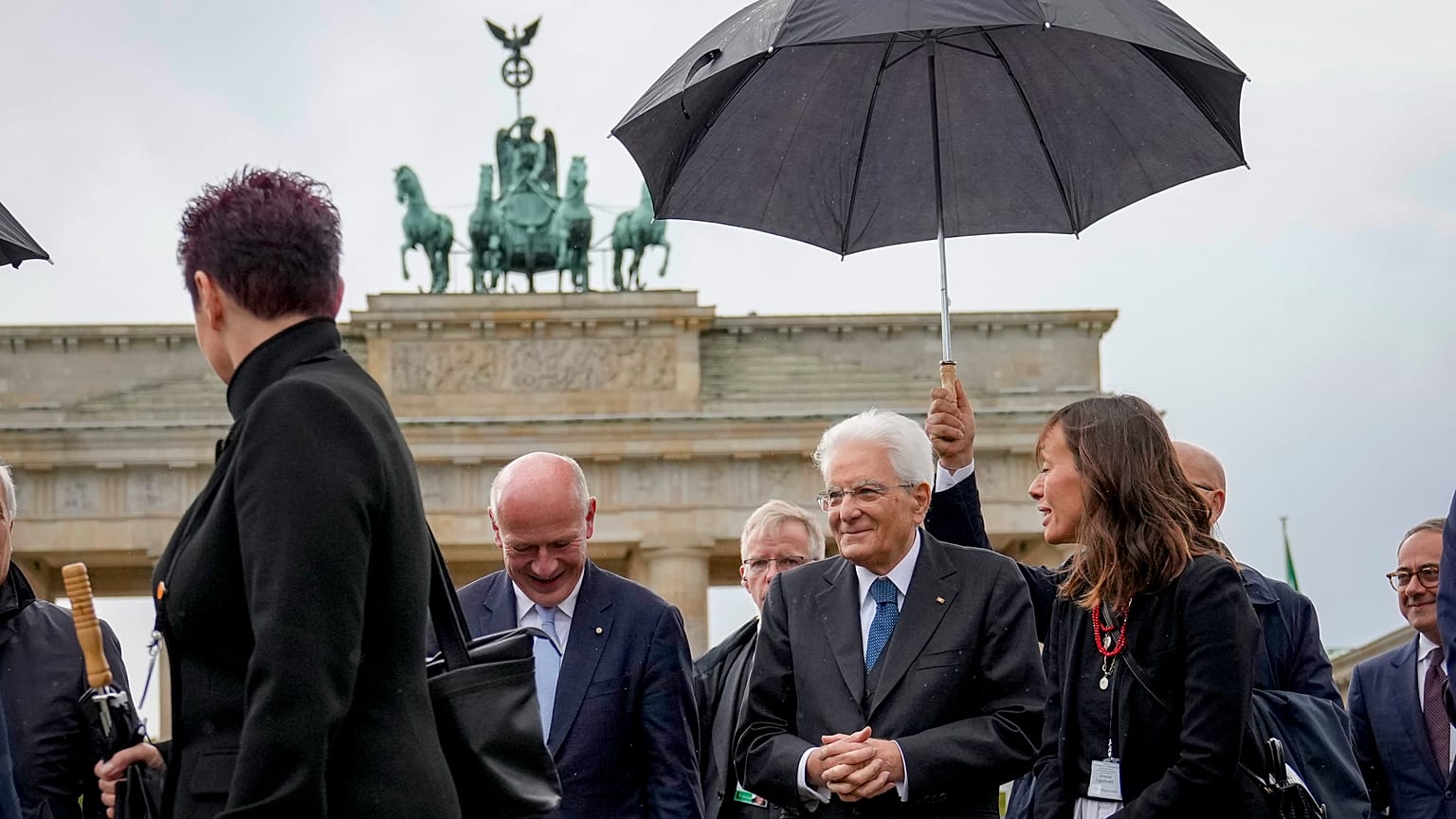 El presidente de Italia, Sergio Mattarella, segundo a la derecha, y el alcalde de Berlín, Kai Wegner, en el centro, frente a la Puerta de Brandemburgo.