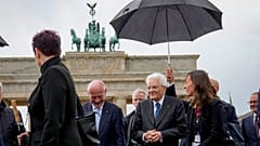 El presidente de Italia, Sergio Mattarella, segundo a la derecha, y el alcalde de Berlín, Kai Wegner, en el centro, frente a la Puerta de Brandemburgo.