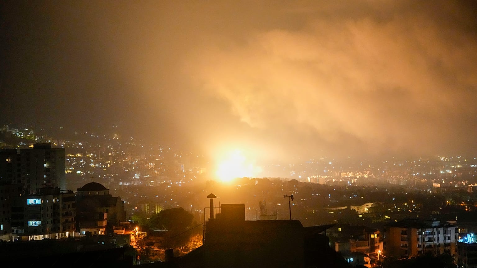 Fumo e fogo após os ataques aéreos israelitas nos subúrbios do sul de Beirute, 28 de setembro de 2024