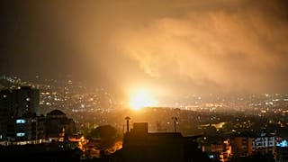 Fumo e fogo após os ataques aéreos israelitas nos subúrbios do sul de Beirute, 28 de setembro de 2024