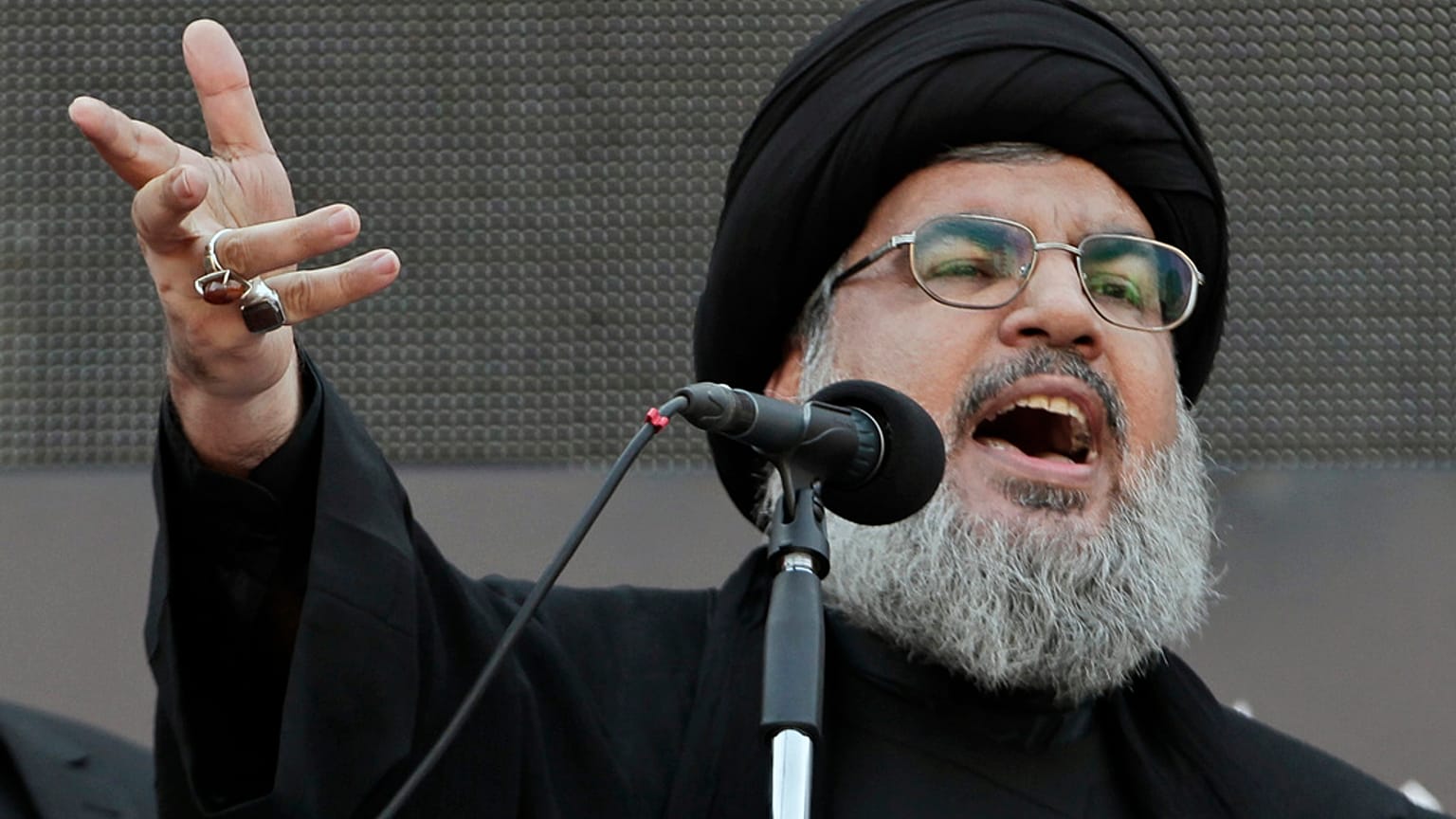 Le chef du Hezbollah, le cheikh Hassan Nasrallah, s'adresse à la foule lors d'une rare apparition publique à l'occasion de l'Achoura, à Beyrouth, le jeudi 14 novembre 2013.