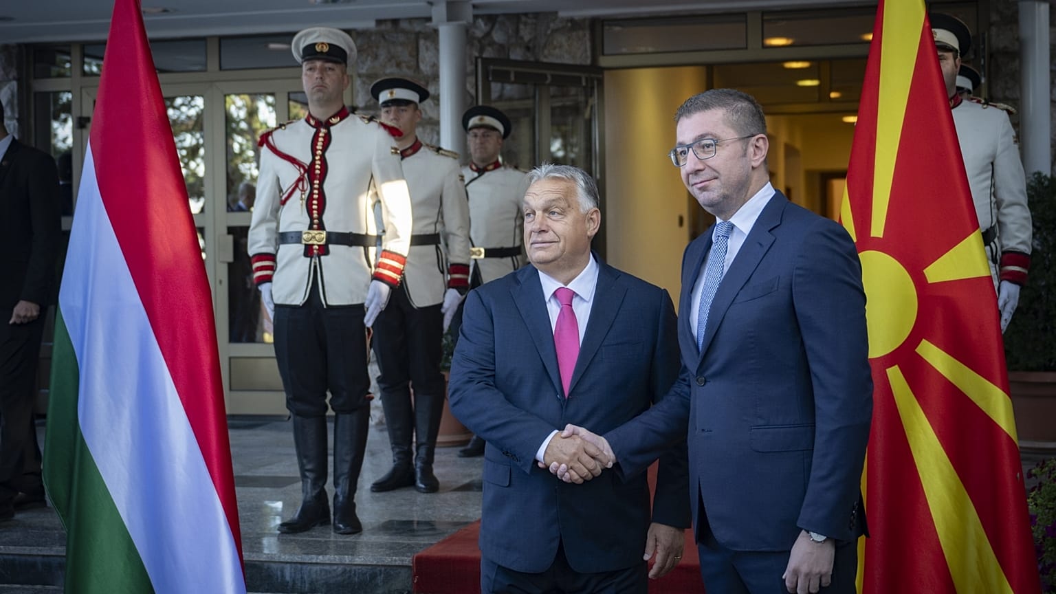 Orbán Viktor miniszterelnök és Hrisztijan Mickoszki észak-macedóniai kormányfő tárgyalásuk előtt, Ohridban